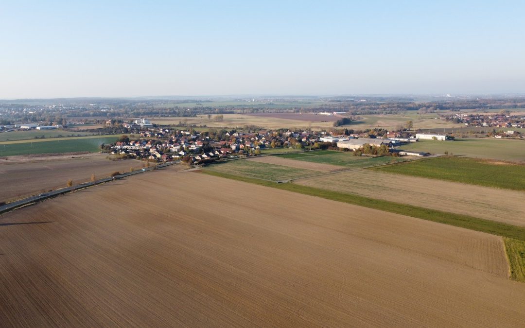 Obec focená dronem